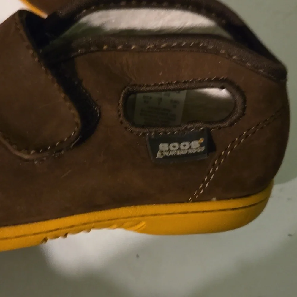 Baby BOGS unisex toddler 9 brown lined, short, velcro boots